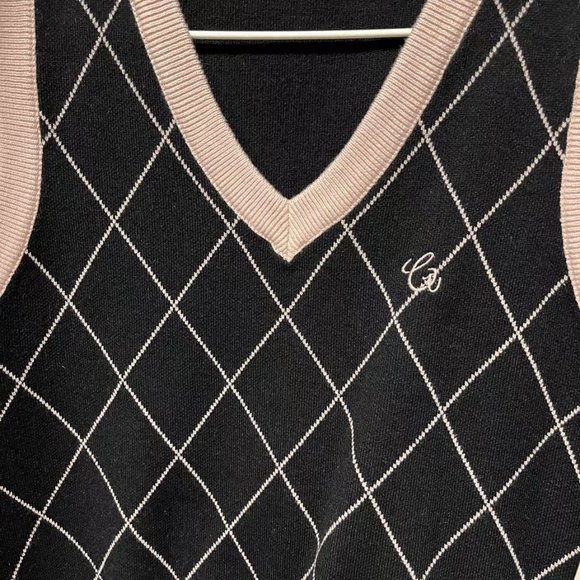 Knit V-neck vest with diamond check